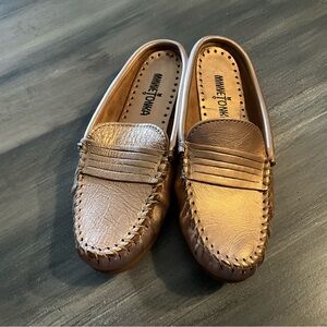 Minnetonka women’s size 7 Gold Leather Moc Penny Loafers. Good condition
